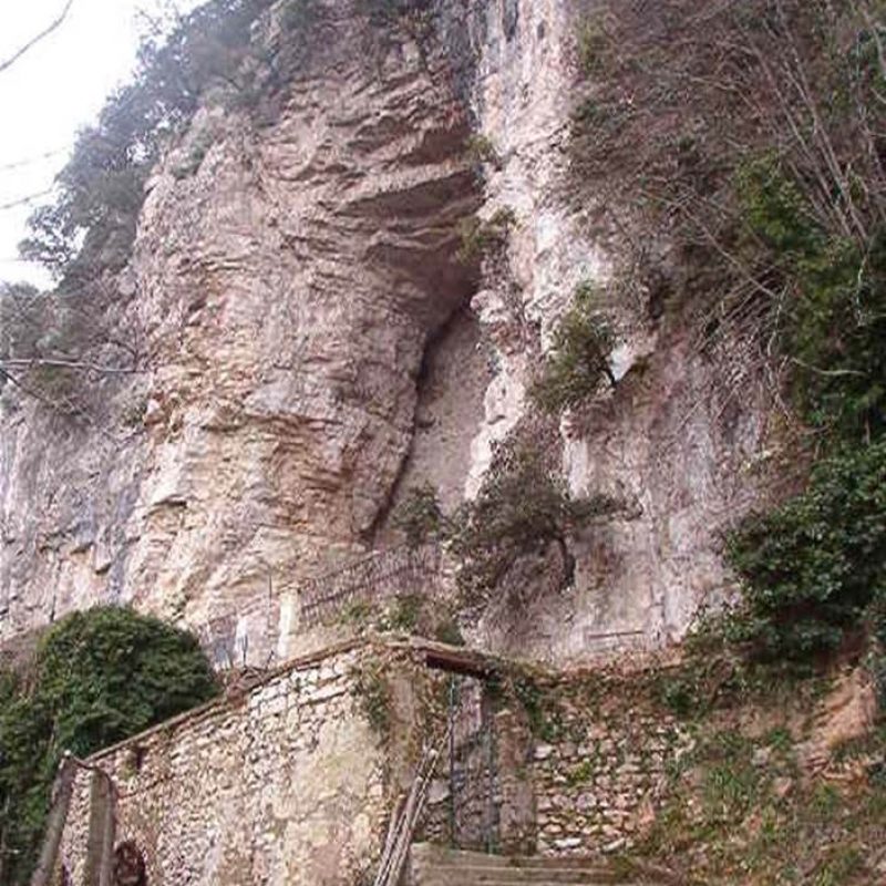 Vallo di Lauro. San Michele in Pignano_grotta ingresso